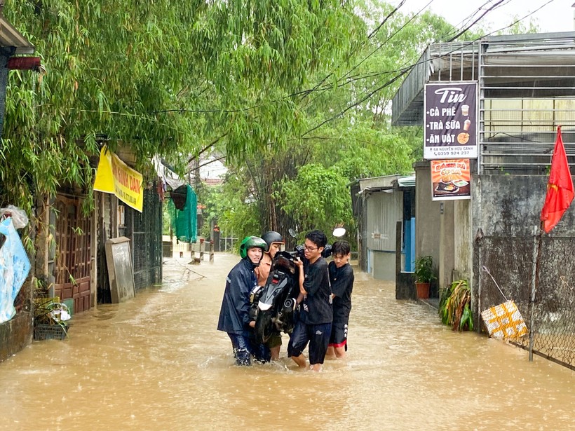 Mưa lớn gây ngập cục bộ tại tỉnh Thừa Thiên - Huế vào ngày 25/9. (Ảnh: Hoàng Hải)
