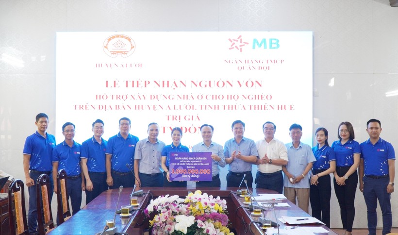 Ngân hàng MB chi nhánh Thừa Thiên - Huế hỗ trợ 3 tỉ đồng xây nhà ở cho hộ nghèo huyện A Lưới.