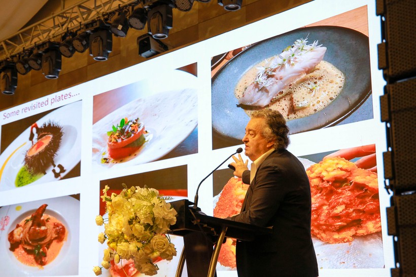 Ông René Marre, chuyên gia ẩm thực cố vấn cấp cao đến từ Pháp chia sẻ kinh nghiệm về ẩm thực tại chương trình. (Ảnh: Hoàng Hải)
