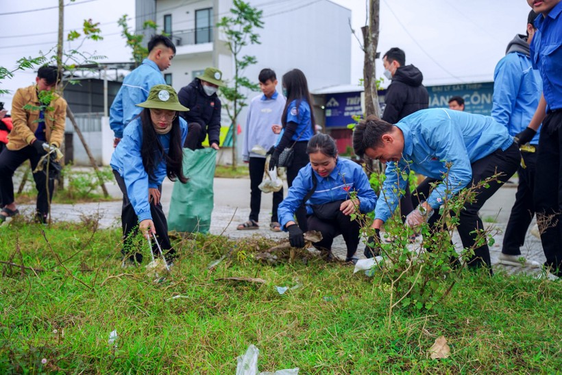 Hơn 1.000 người tham gia làm vệ sinh môi trường hưởng ứng ‘Ngày Chủ nhật xanh’. (Ảnh: UBND tỉnh Thừa Thiên Huế)