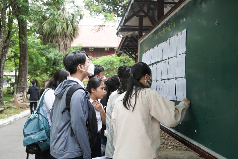 Ngay từ đầu giờ chiều, hàng trăm thí sinh tại Thừa Thiên Huế đã có mặt tại các điểm thi để làm thủ tục dự thi.