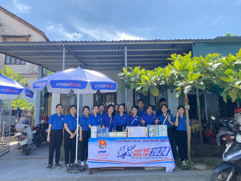 Đội tình nguyện viên tiếp sức mùa thi tại điểm thi Trường THPT Phú Bài, thị xã Hương Thủy.