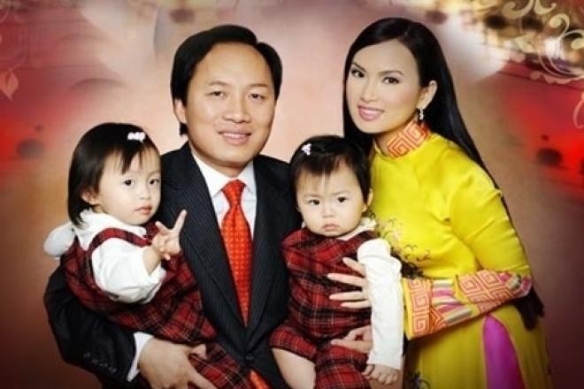 Chính Chu cùng vợ và 2 con.