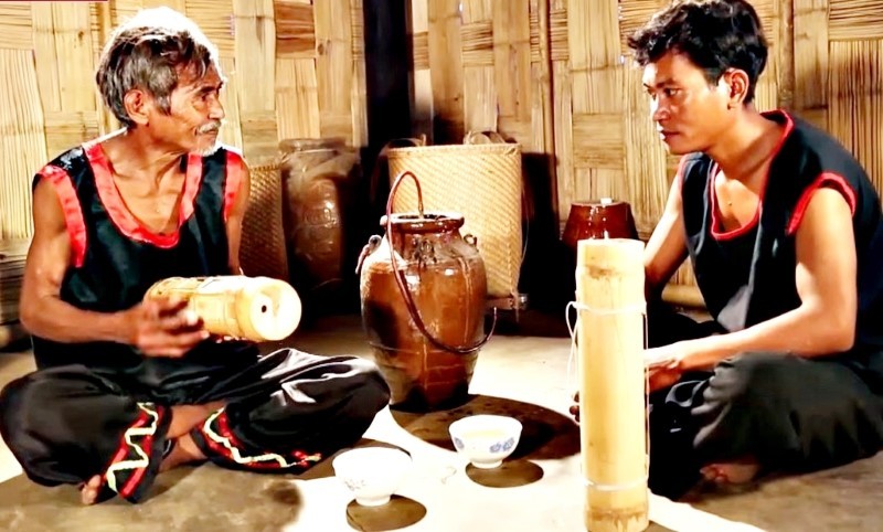 Nghệ nhân Chamaléa Âu đang truyền dạy cách làm và đánh đàn Chapi cho con trai.