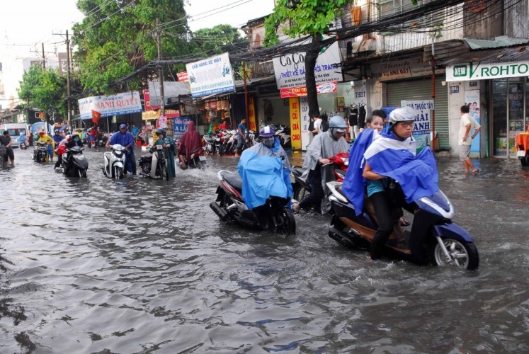 Đường Nguyễn Văn Quá, Quận 12 bị ngập sâu sau cơn mưa nặng hạt cuối tháng 4 vừa qua.