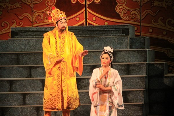 Vở tuồng “Làm vua” của Nhà hát Tuồng Việt Nam đặt ra nhiều vấn đề thời sự về trách nhiệm của người đứng đầu quốc gia. Ảnh: Bình Thanh.