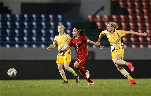Đội nữ Việt Nam (giữa) trong trận gặp Australia vòng loại Olympic 2020.