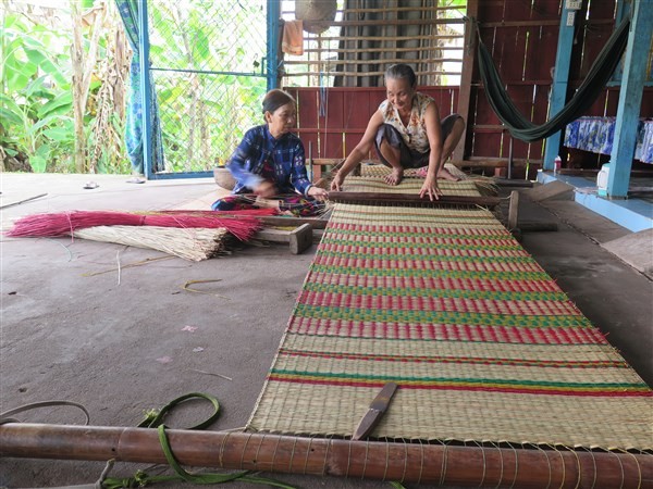 Bên cạnh nhiều hộ dệt máy vẫn còn nhiều hộ giữ nghề dệt thủ công truyền thống.