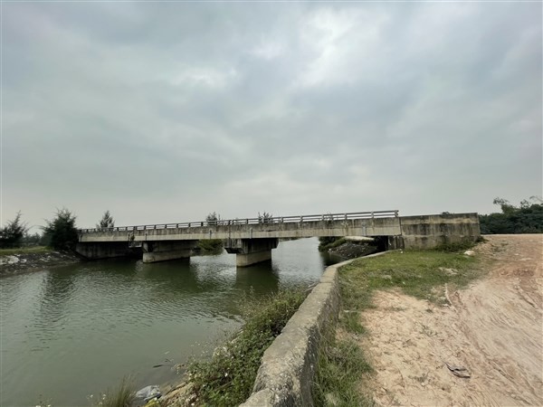 Cầu Bà Vương (huyện Lộc Hà, Hà Tĩnh) được xây dựng gần 6 năm nhưng không có đường đấu nối.