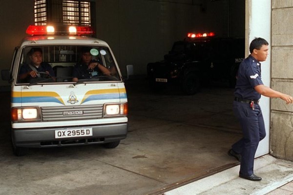 Xe cảnh sát chở Martin rời khỏi phiên tòa ngày 10/11.
