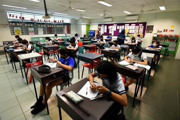 Học sinh Singapore kiểm tra giữa năm.