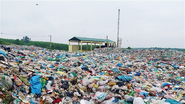 Bãi rác khổng lồ chưa được phân loại ngay cạnh lò đốt rác đã ngưng hoạt động.
