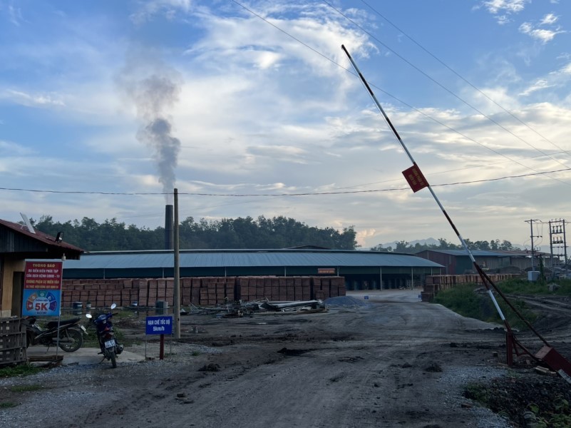 Nhà máy sản xuất gạch theo công nghệ lò xoay tuynel di động tại xã Thanh Xương vẫn nhả khói nghi ngút như một sự thách thức với chính quyền và cơ quan chức năng. 