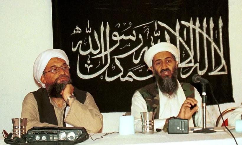 Ayman al-Zawahiri (trái) và Osama bin Laden trong buổi họp báo tại Afghanistan vào năm 1998.