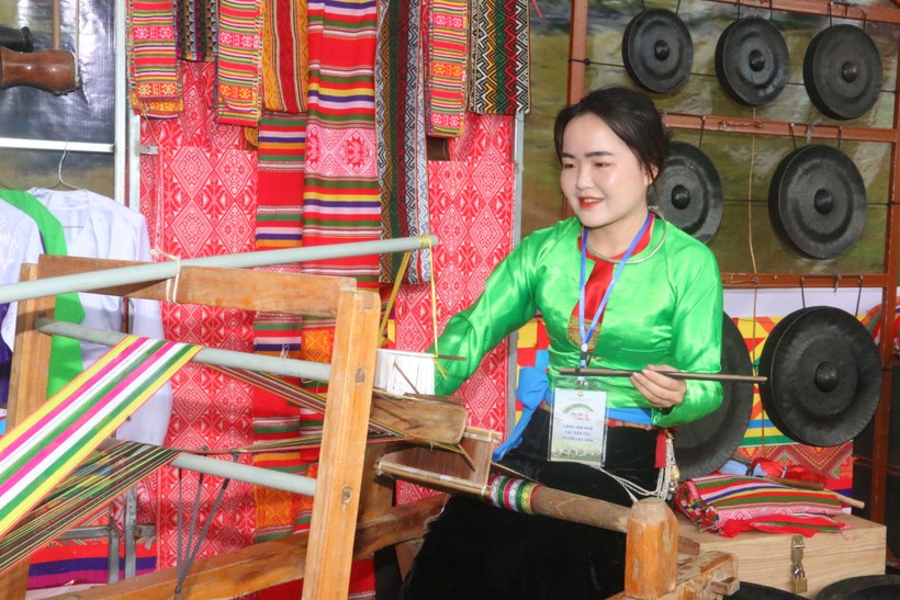 Cô gái Thái Mai Châu duyên dáng dệt vải thổ cẩm bên khung cửi.