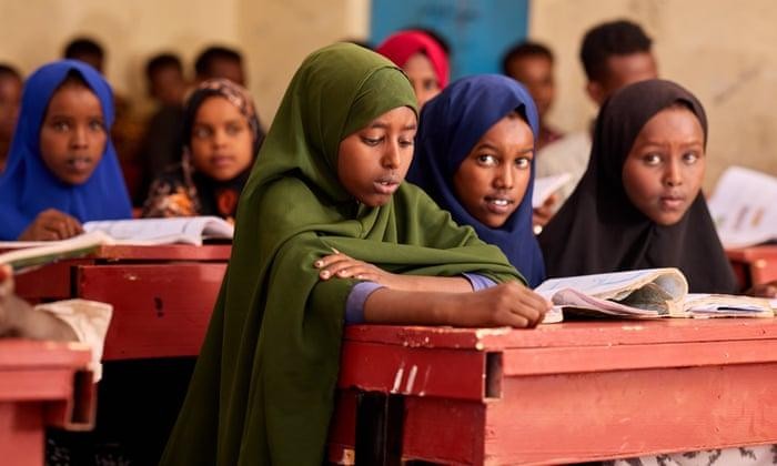 Một lớp học dành cho nữ sinh ở vùng Somaliland, Somalia.