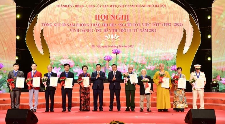 Bà Đặng Thị Cuối (thứ 2 bên phải) được vinh danh là Công dân Thủ đô ưu tú 2022.