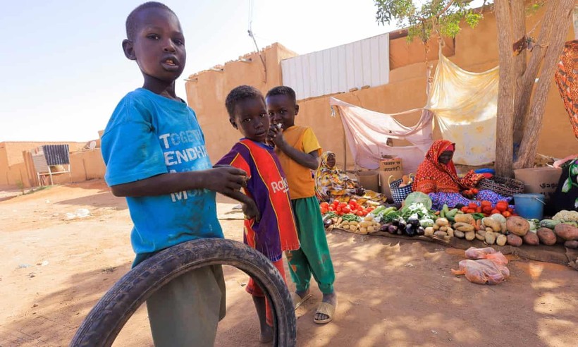 Trẻ em trong một khu chợ ở thủ đô Khartoum của Sudan.