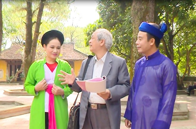 Soạn giả, NSƯT Khúc Hà Linh (giữa) trao đổi với các nghệ sĩ khi thể hiện bài hát của mình.