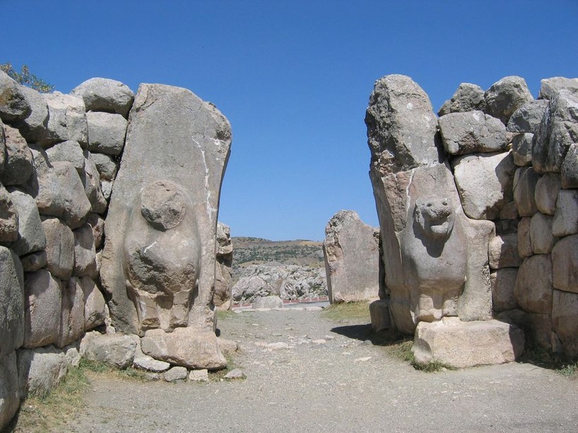 Cổng Sư tử trong bức tường đá bao quanh thành phố cổ Hattusa, thủ đô của Đế chế Hittite tọa lạc tại làng Bogazkoy ở Thổ Nhĩ Kỳ. Ảnh: Reuters/Benjamin Anderson