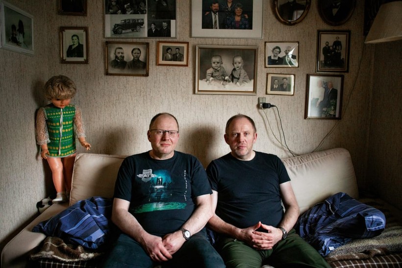 Aadne và Jóannes, cặp anh em sinh đôi 51 tuổi ở quần đảo Faroe, nơi có 107 đàn ông trên 100 phụ nữ. Ảnh: Gjestvang