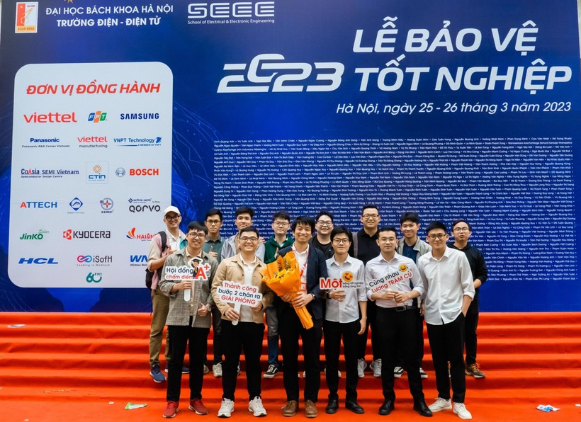 TS Nguyễn Kiên Trung (cầm hoa) với các sinh viên Trường Điện - Điện tử, Đại học Bách khoa Hà Nội tốt nghiệp tháng 3/2023.