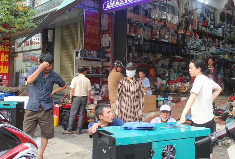 Các cửa hàng điện máy trên đường Trần Phú (TP Thanh Hóa) đông nghịt khách đến xem và mua máy phát điện.