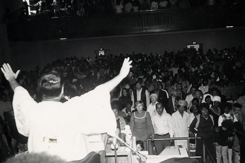 Các buổi truyền giáo của Jim Jones thu hút đông người tham dự.