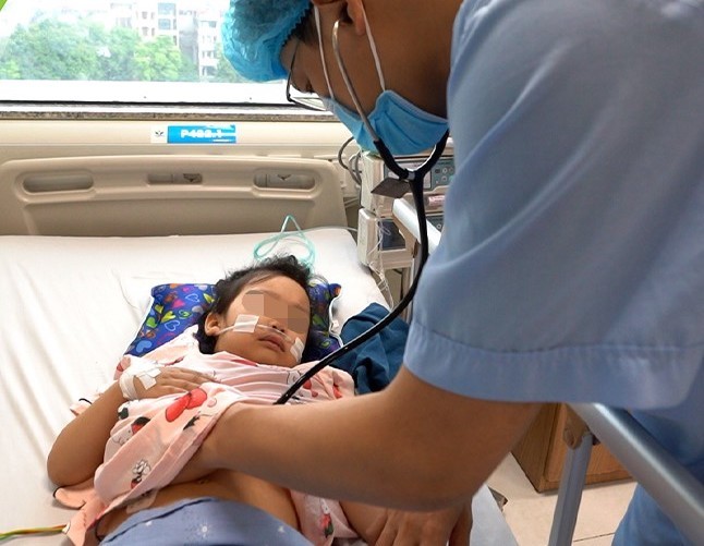 Trẻ viêm cơ tim điều trị tại Bệnh viện Nhi Trung ương. Ảnh: BVCC