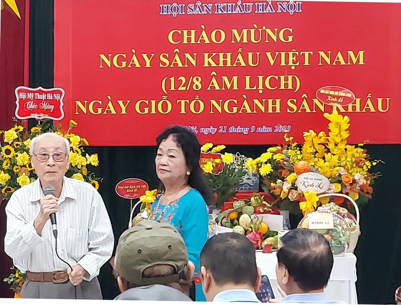 NSND Mạnh Tưởng (trái) chia sẻ cảm xúc tại lễ giỗ tổ sân khấu do Hội Sân khấu Hà Nội tổ chức.