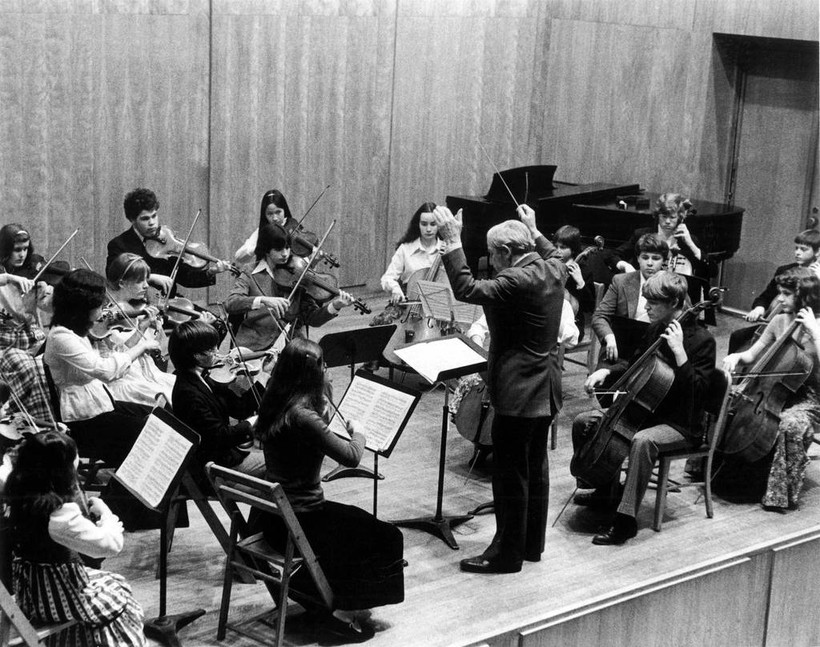 Nghệ sĩ vĩ cầm Roman Totenberg chỉ huy một dàn nhạc sinh viên khi ông là giảng viên Đại học Boston.