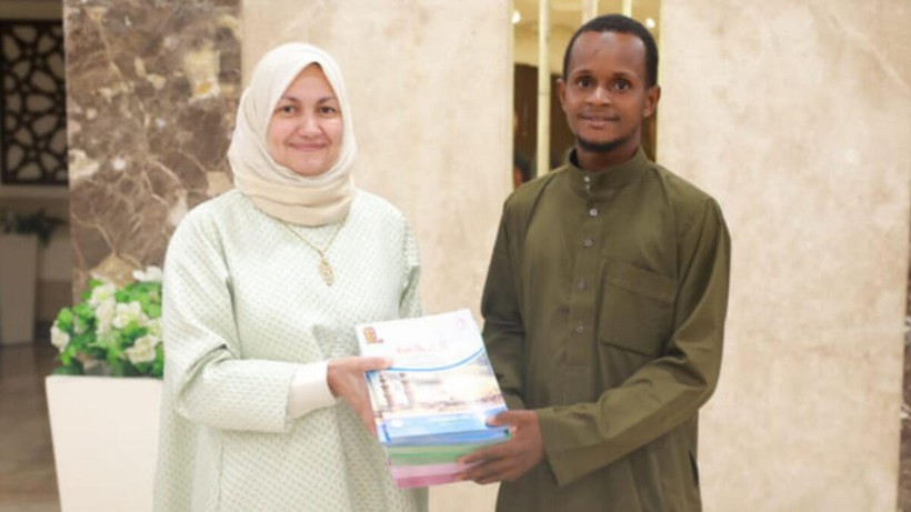 Đại diện Đại học Al-Azhar (phải) trao học bổng và quà cho tân sinh viên Mamadou.