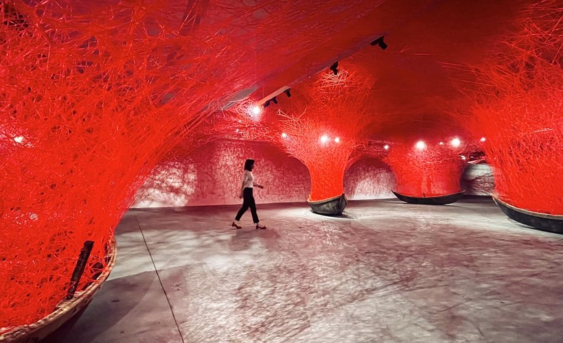 Không gian triển lãm 'Thủy triều cảm xúc' của nữ nghệ sĩ Chiharu Shiota.