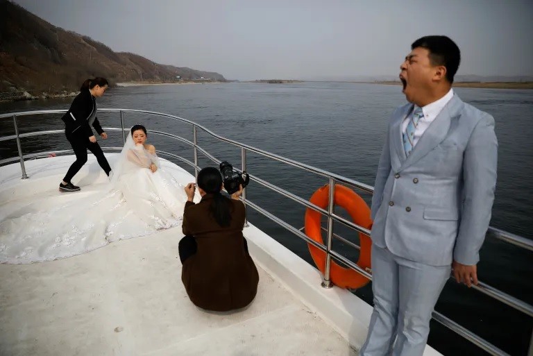 Một cặp đôi chụp ảnh cưới ở tỉnh Liêu Ninh, Trung Quốc. Ảnh: Reuters
