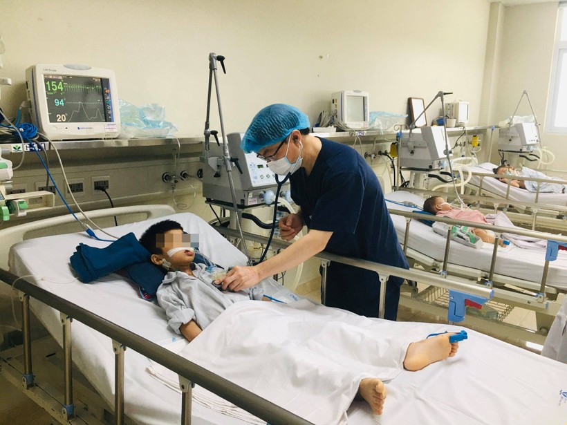 Bệnh nhi mắc viêm não Nhật Bản đang được chăm sóc tại Bệnh viện Nhi Trung ương. Ảnh: BVCC 