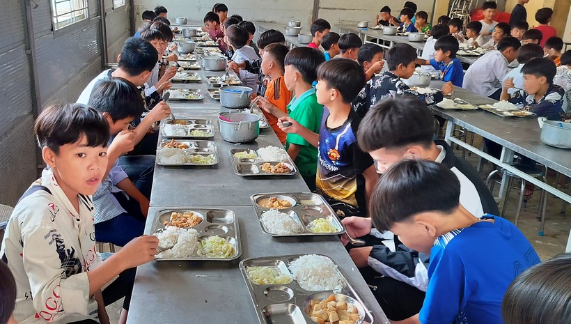 Giờ ăn trưa của học sinh Trường PTDTBT - THCS Trung Lý (Mường Lát, Thanh Hóa).