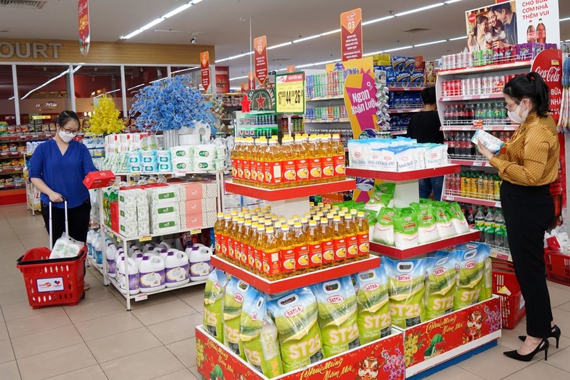 Khách hàng mua sắm tại hệ thống siêu thị SATRA, TPHCM. (Ảnh: SATRA)