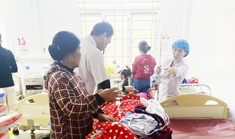 Bệnh nhân ngạt khí CO cấp cứu tại Bệnh viện Đa khoa tỉnh Hà Tĩnh. Ảnh: BVCC 