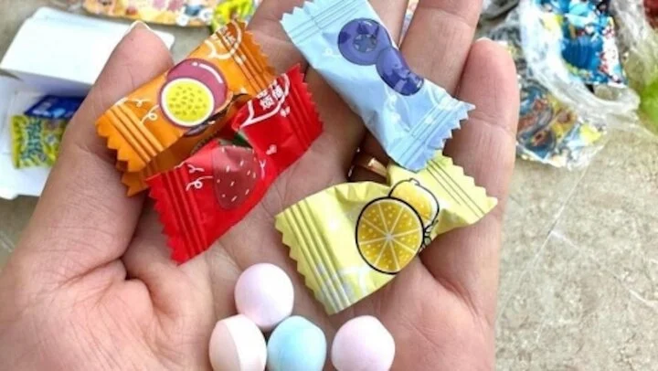 Nhiều trẻ từng bị ngộ độc sau khi ăn kẹo lạ mua trước cổng trường. Ảnh minh họa: ITN