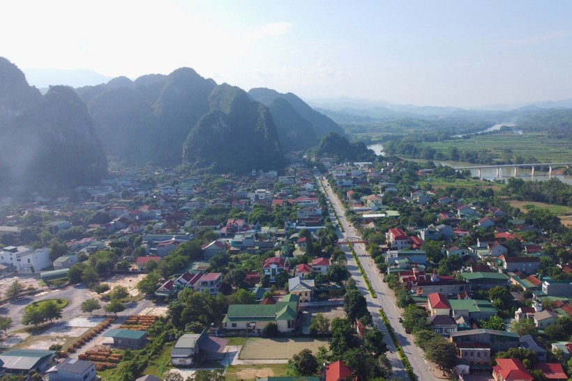 Huyện biên giới Con Cuông (Nghệ An) với cảnh sắc, núi non hùng vĩ.