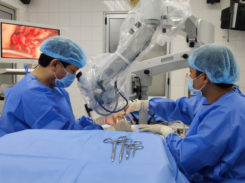 Các bác sĩ Bệnh viện Tai Mũi Họng TPHCM phẫu thuật vi phẫu dưới kính hiển vi phối hợp với nội soi. Ảnh: BVCC