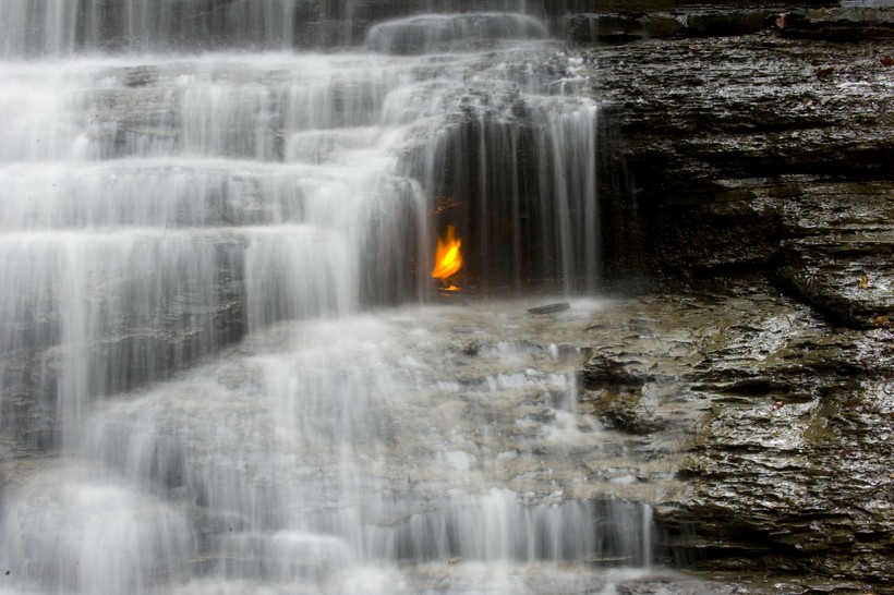 Thác lửa vĩnh cửu nằm tại khu bảo tồn Shale Creek, New York, Mỹ.