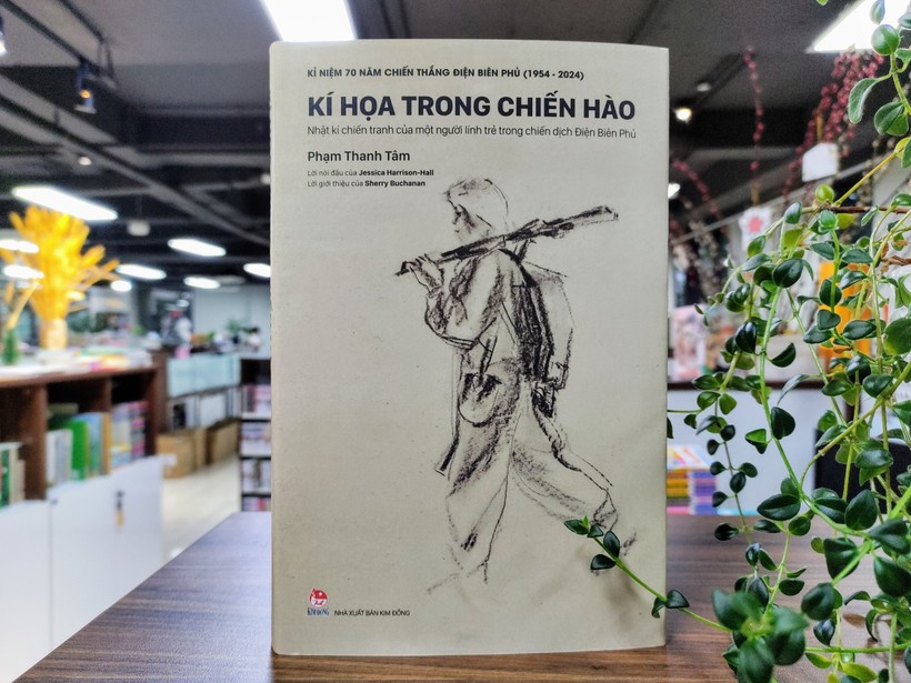 Lần đầu tiên, cuốn 'Ký họa trong chiến hào' được xuất bản tại Việt Nam. Ảnh: Kim Đồng.
