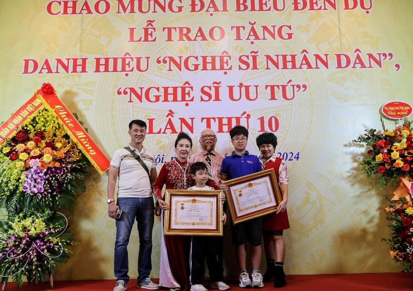 Gia đình NSƯT Thái Phụ và Thúy Vân trong buổi nhận danh hiệu Nghệ sĩ Ưu tú. Ảnh: NVCC.