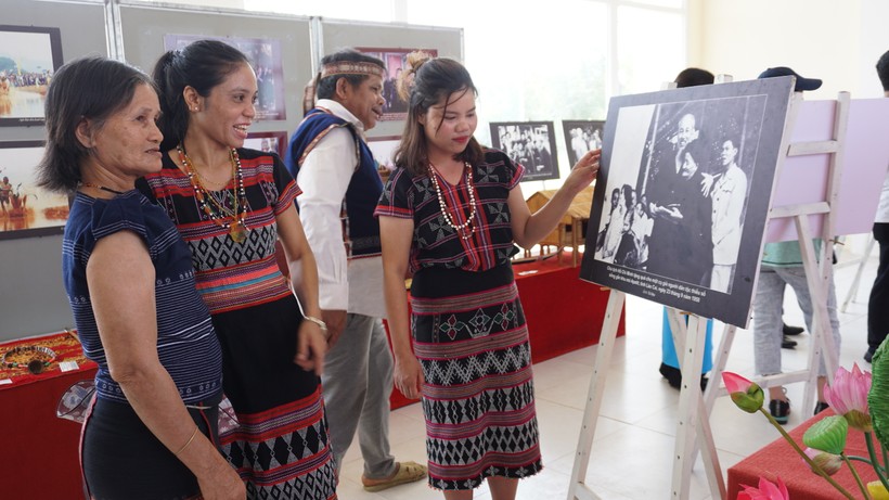 Đồng bào các dân tộc xem triển lãm ảnh Bác Hồ với cộng đồng các dân tộc Việt Nam.