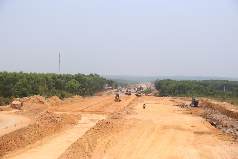 Đoạn cao tốc Cam Lộ - Vạn Ninh qua địa bàn huyện Cam Lộ gấp rút thi công.