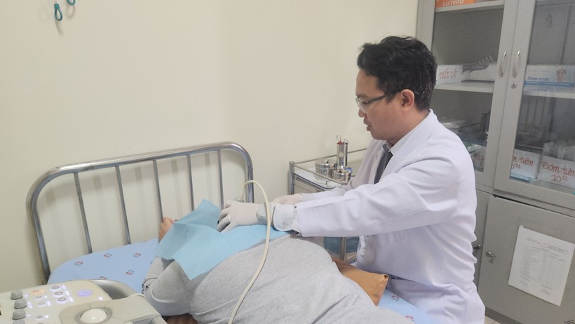 BS.CKII Kiều Mạnh Hà - Chủ nhiệm Khoa Thần kinh - Bệnh viện Quân Y 7A (TPHCM) thăm khám cho bệnh nhân.