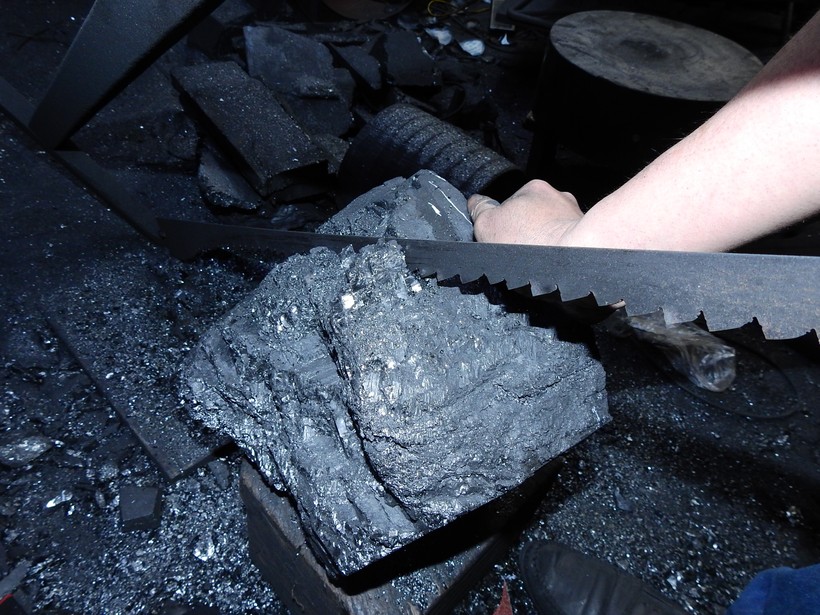 Công đoạn cưa than đều phải dùng thủ công, vì dùng máy than dễ bị vỡ theo mảng. Ảnh: Minh Cương