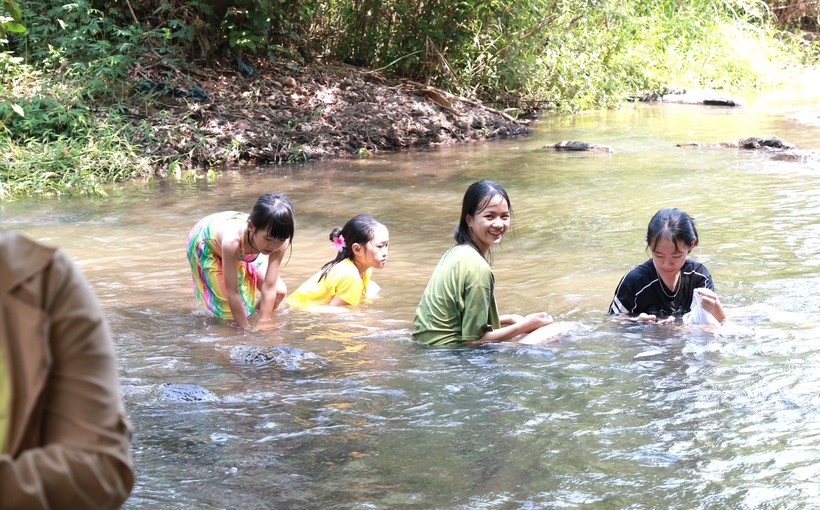 Trẻ em ở thành phố thích thú khi được ngâm mình dưới dòng suối trong xanh, mát lạnh ở Tây Nguyên.