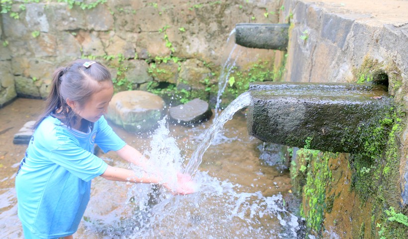 Giếng Máng ở thôn Long Sơn có kiến trúc 2 máng nước chảy ra, bên trên là bể lắng, bên dưới máng để sử dụng.